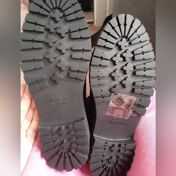 NWT Black Lug Sole Chelsea Boots - Picture 3 of 4